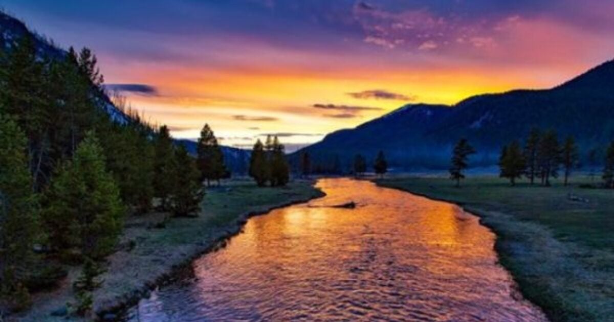 Sunset in Yellowstone National Park in Wyoming (Pixabay)
