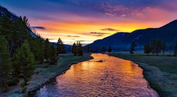 Sunset in Yellowstone National Park in Wyoming (Pixabay)